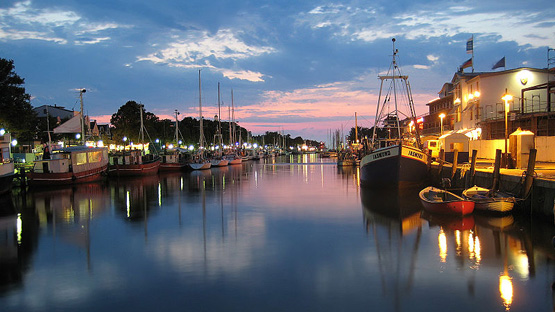 Rostock Warnemünde, Blick auf den Alten Strom bei Nacht